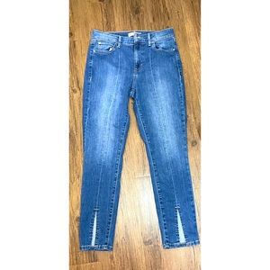 Brand new GUESS jeans. Size 28.